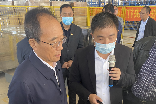 總經理騰勝平為(wei) 各位領導講解我公司超濾膜產(chan) 品