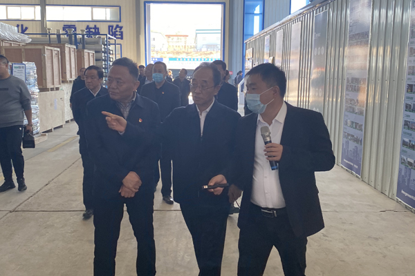 總經理騰勝平匯報公司生產(chan) 情況